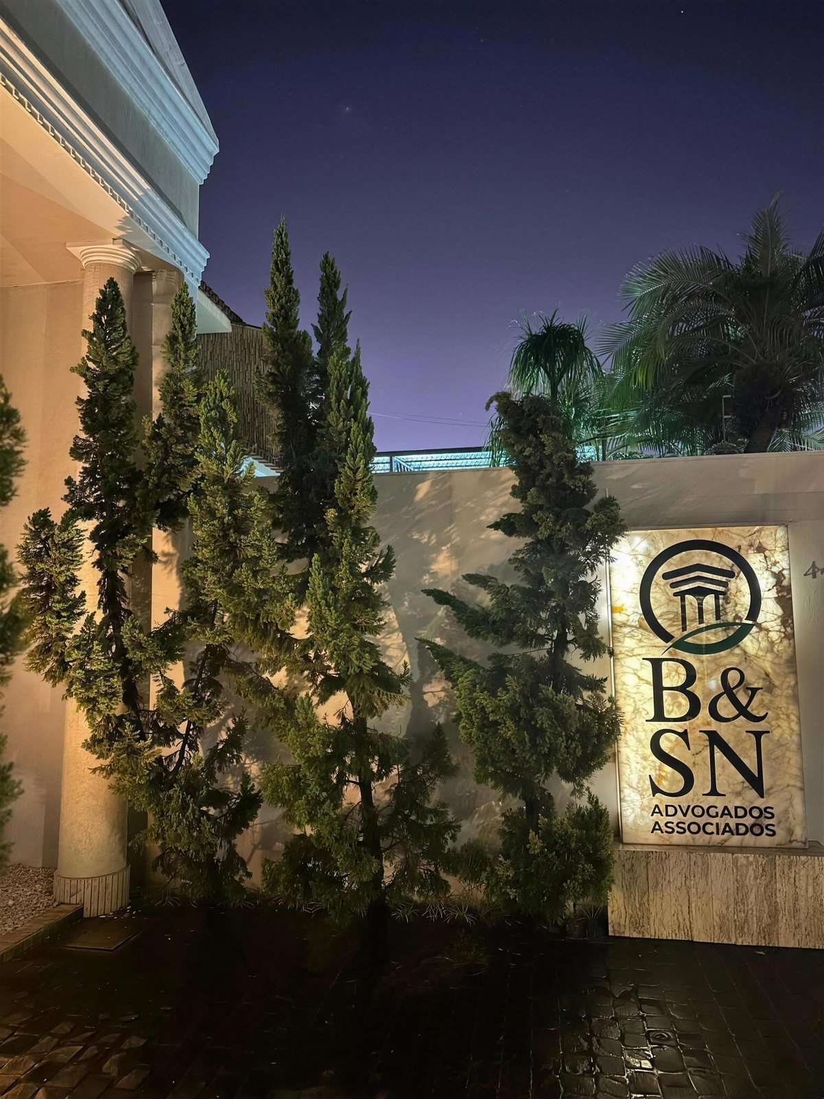 Placa iluminada do escritório B&SN Advogados Associados em Jataí, Goiás, à noite